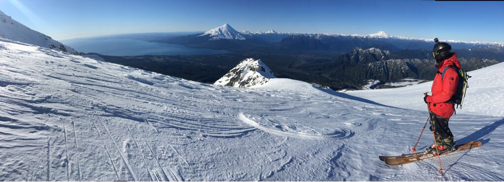Chopo Díaz, Vista desde el volcán Calbuco al norte, con el Osorno y Puntiagudo de frente. Foto: Sole Díaz