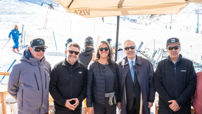 James-Ackerson-Aceski-Claudio-Orrego-Gobernador-Veronica-Pardo-Subsectaria-Turismo-Embajador-Brasil-y-Ricardo-Margulis-gerente-de-Valle-Nevado-scaled-e1751594841533